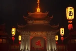 钟摆与谜题封面，老式座钟与散落的纸片