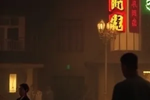 雨停之后的三分钟封面，湿润街道上的积水倒影