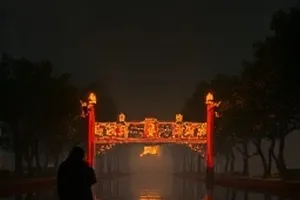 铁皮城的邮差封面，金属管道间穿行的自行车